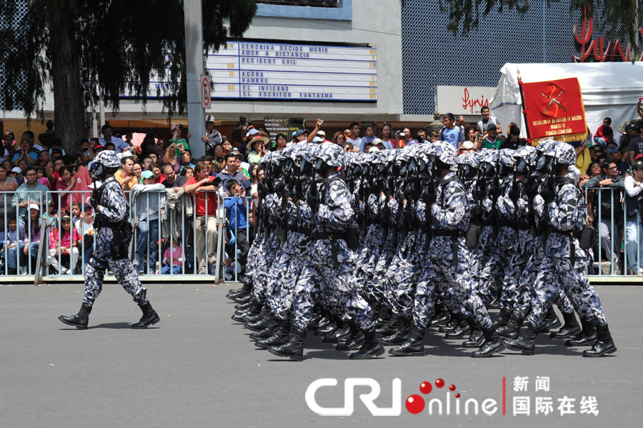 墨西哥举行独立200周年庆典阅兵式(高清组图)