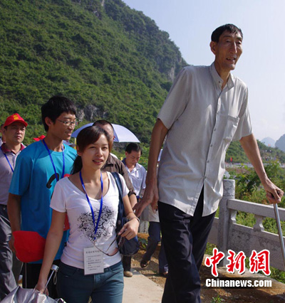 广西罗城攀岩旅游节开幕 万人徒步健身助兴