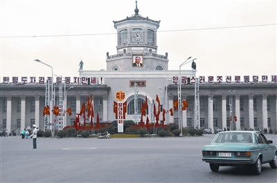 9月27日,朝鲜首都平壤火车站前党旗飘舞.