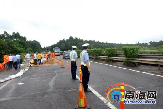 海南交警全力应对灾害 确保全省道路交通安全
