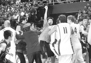 热身赛变集体斗殴闹剧 中国男篮 打架比打球在