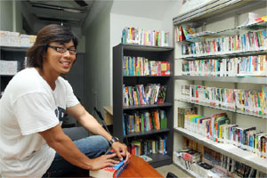 牵系情感纽带 新加坡华人新移民自发组织图书馆
