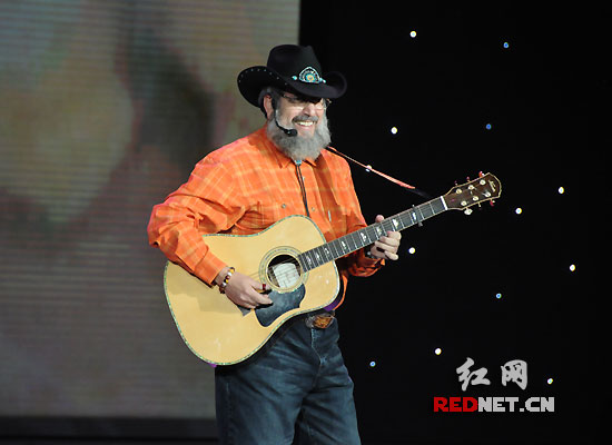 美国乡村音乐之父献唱《康定情歌》:张家界很