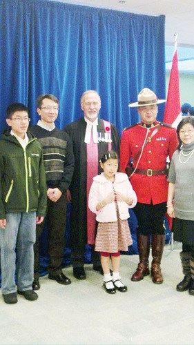 8华人宣誓入籍加拿大 入籍法官肯定华人移民贡