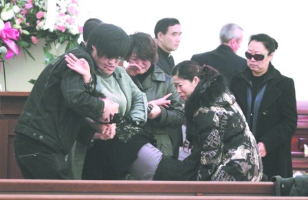 多伦多火灾遇难女留学生出殡 母悲痛欲绝两度