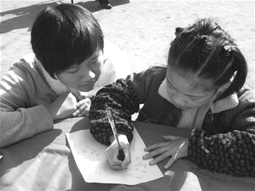 图文:爱心家教走进社区困难家庭