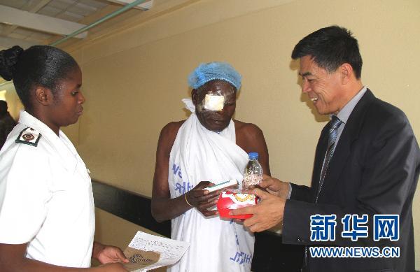 中国 非洲光明行 医疗队为非洲盲人施行复明手