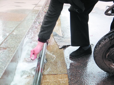 枸杞每天吃多少_人均每天浪费多少水