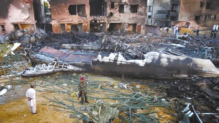 巴基斯坦货机坠毁续:飞行员拼死大转弯撞空楼