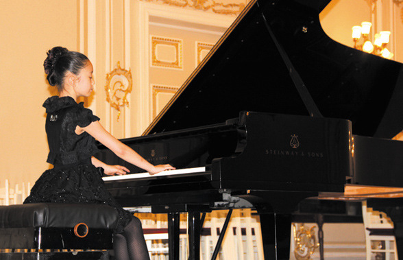 华人女孩圣彼得堡肖邦国际青少年钢琴大赛夺魁
