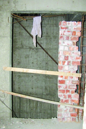 安宁一建筑工地发生事故 工人11楼坠落电梯井