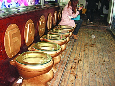 抽水马桶放在过道上?