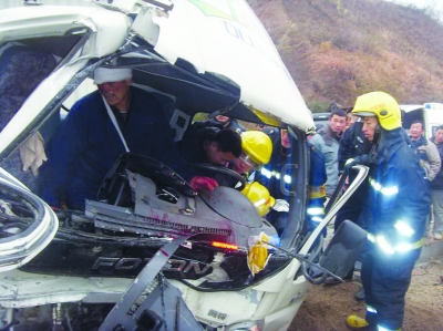 雨天路滑酿车祸 小货车上三男受困