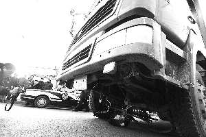 九州大道 疾驶货车撞人 将一名推自行车横穿马