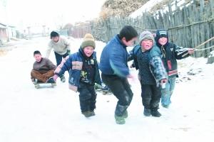 黑龙江农村地区的孩子们拉爬犁戏雪,这是城市里雪场中雪圈的民间形式.