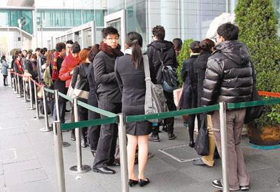 香港旅游业兴旺 千人排长龙应征国泰机舱服务