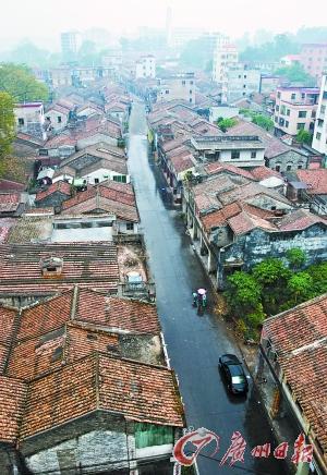 朦胧细雨中的江高镇骑楼街更加显得宁静,古朴,而且多了一份城市里没有