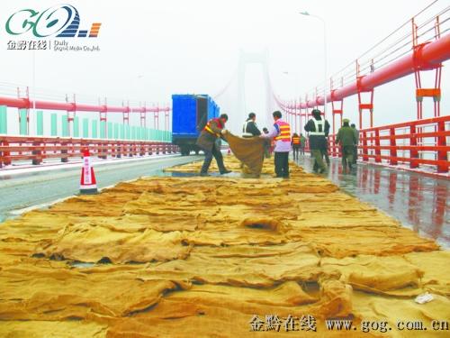 条麻袋让车辆行驶一点也不滑--亚洲第一高桥穿