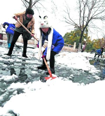 扫雪_扫雪看图写话一年级