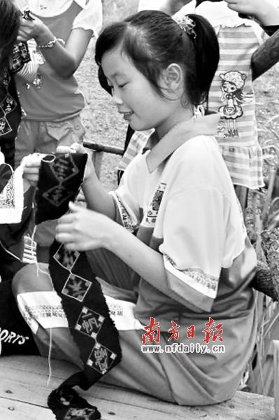 大学生七进瑶山找绣娘