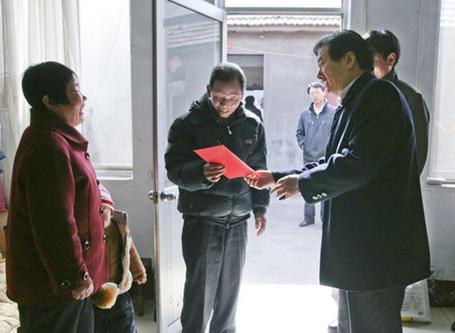 山东日照市副市长万同走访慰问东港困难归侨家