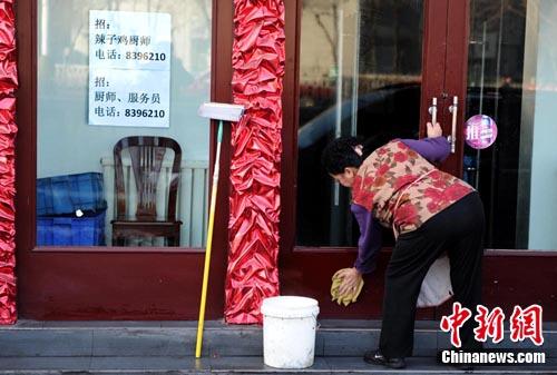 节后遭遇用工荒 乌鲁木齐招聘告示满城飞