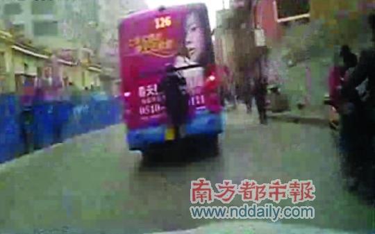 男子学壁虎贴扒公交 蹭车网上走红