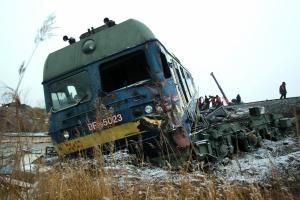 火车撞抢道货车