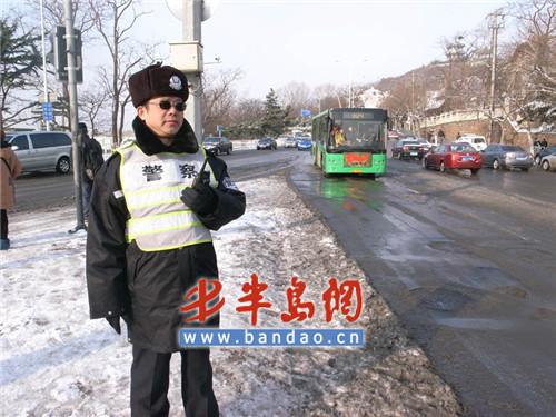 交警连夜雪战保道路畅通 市区未发生伤亡事故