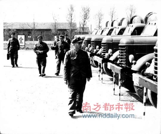 踩单车上下班的少将