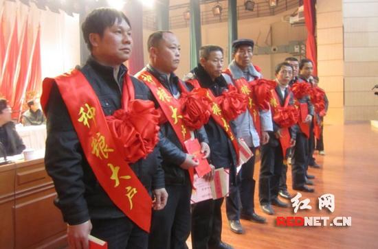 来自该县农村的27名种粮大户胸戴红花,佩挂绶带,集中登上领奖台,从县