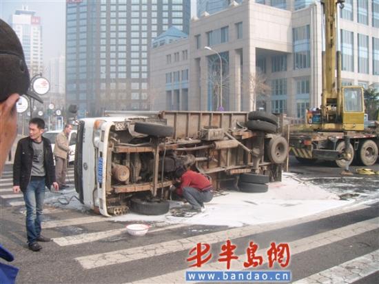 ������·����һ�𳵻�������ײ180�����෭