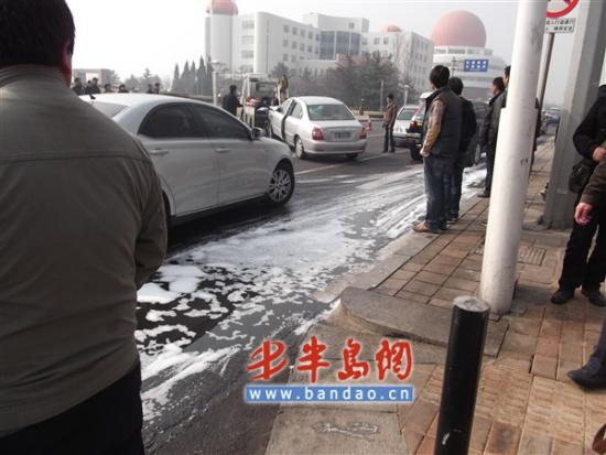 ������·����һ�𳵻�������ײ180�����෭