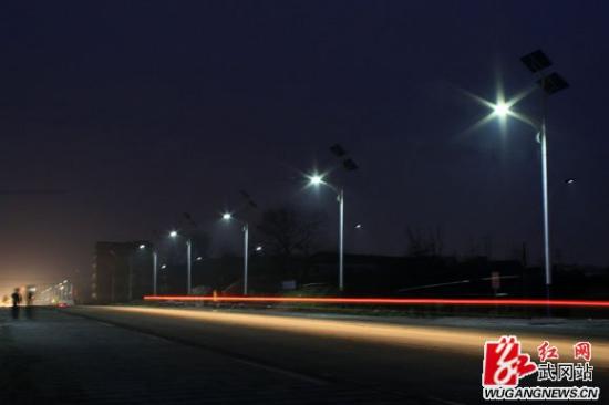 新型太阳能路灯亮相武冈