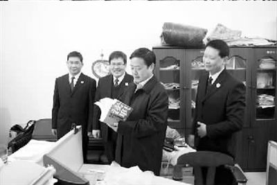 > 正文  重庆市荣昌县委书记陈杰近日来到县检察院视察指导检察工作.