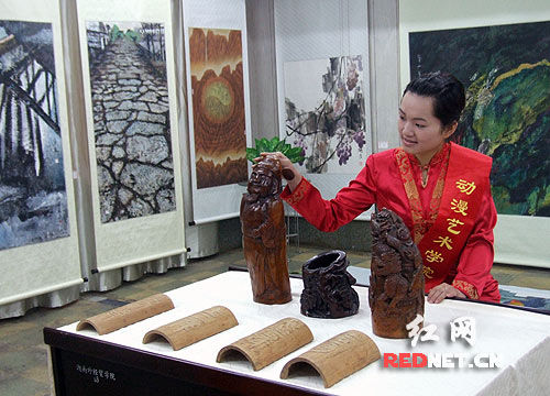 湖南外贸职业学院举办教师迎春艺术作品展