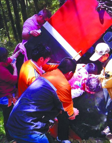 台湾阿里山发生小火车翻车事故 5大陆游客遇难