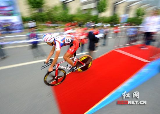 环湘江自行车赛首战现黑马 5日仅橘子洲限行