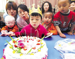 6岁遗弃女孩病愈找到新家 石市福利院喜过生日