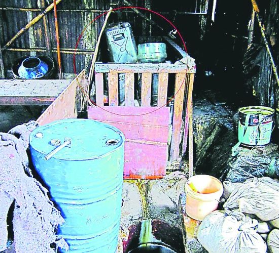 东莞黑作坊工人揭黑幕化粪池残渣熬出地沟油
