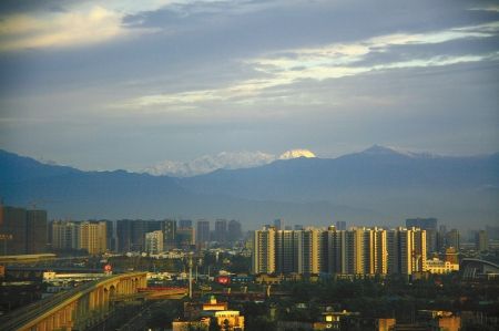 远眺赏雪山 抬头见日晕
