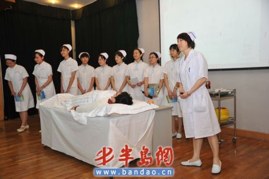 病房场景搬到课堂上 海慈举行护理查房观摩活