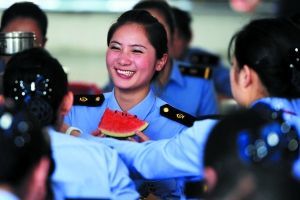 京沪高铁乘务员准入苛刻 运行途中将全程站立