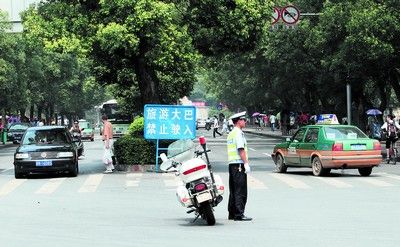 ������㳡�ܱ߽�ͣ�ζ�