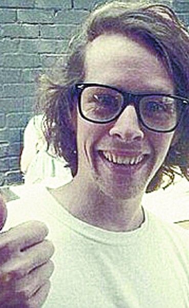 美女博士被 野人 看中险遭硬来 幸男友英雄救美