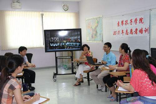 泰国素攀孔子学院首次举办汉语志愿者培训例会