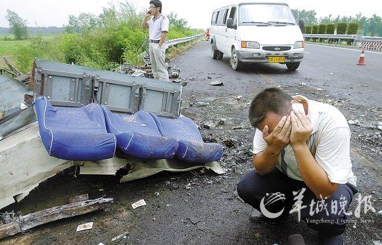 广州出发大客车湖北出车祸23死