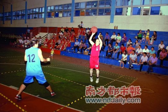 街道篮球赛 领导进球多算一分