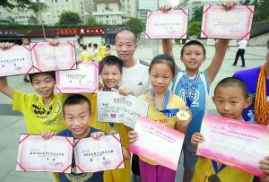 孩子们展示参加各种比赛取得的荣誉证书。