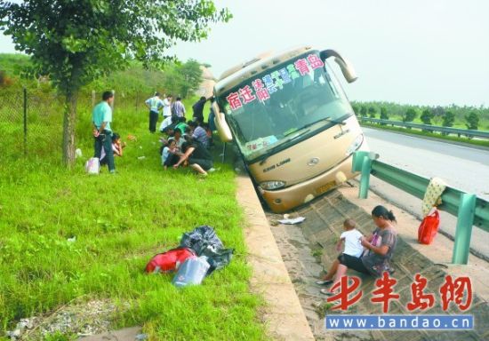 青岛客车高速路上失控 乘客被甩出窗外3人伤